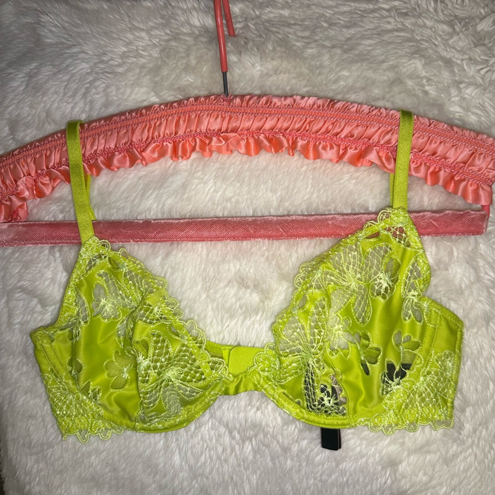 Victoria's Secret LUXE Unlined Floral Embroidered Bra NWT